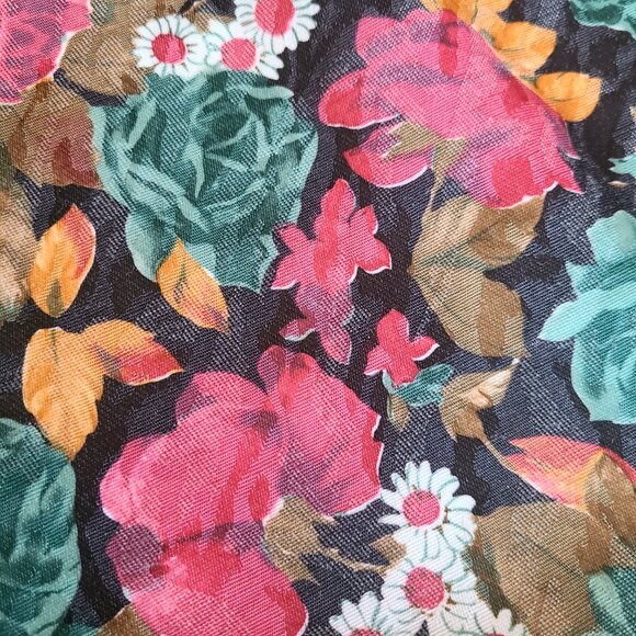 Floral sewing fabric. - Picture 3 of 8